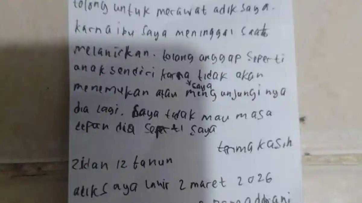 BAYI DITEMUKAN DI PEJATEN - Petugas membawa bayi perempuan yang ditemukan di dalam tas belanja di kawasan Pejaten Barat, Pasar Minggu, Jakarta Selatan, Selasa (3/3/2026), yang kini dirawat di panti balita dan berpeluang untuk diadopsi.