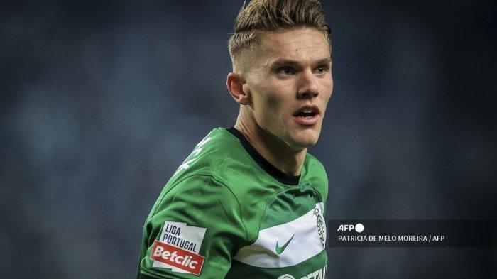 MERAYAKAN GOL (ARSIP 2023)  - Penyerang Sporting CP #9 Viktor Gyokeres merayakan setelah mencetak gol ke gawang FC Porto selama pertandingan sepak bola Liga Portugal di Lisbon, pada 18 Desember 2023. Sporting Lisbon tegas bahwa harga klausul pelepasan Viktor Gyokeres dipastikan lebih mahal dari transfer pemain Wolves, Matheus Cunha ke Manchester United pada bursa transfer musim panas 2025. (Foto Arsip, Desember 2023)(PATRICIA DE MELO MOREIRA / AFP)