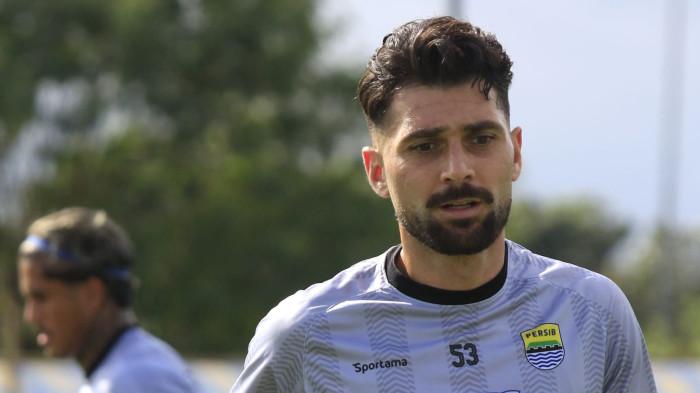 Bek anyar Persib Bandung, Frans Putros menjalani latihan perdana di Bandung bersama skuad Persib, di Lapangan Pendamping Stadion GBLA, Kota Bandung, Jawa Barat, Selasa (29/7/2025).