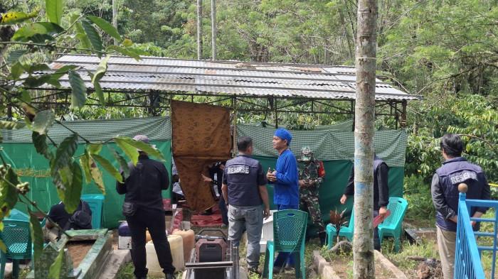 OTOPSI - Proses otopsi jenazah Gita oleh pihak kepolisian pada Selasa (3/3/2026). Penangan kasus perempuan muda warga Desa Batu Bandung bernama Gita Fitri Ramadani (25) yang ditemukan tewas di Kebun Desa Talang Sawah terus bergulir. 