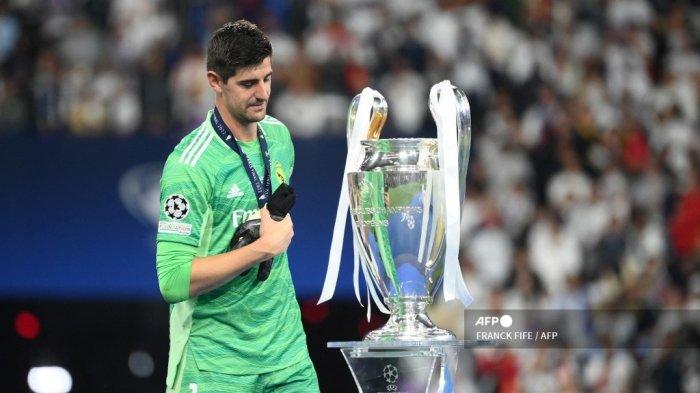 Penjaga gawang Real Madrid asal Belgia Thibaut Courtois berjalan menuju trofi setelah kemenangan Real Madrid dalam pertandingan sepak bola final Liga Champions UEFA antara Liverpool dan Real Madrid di Stade de France di Saint-Denis, utara Paris, pada 28 Mei 2022.