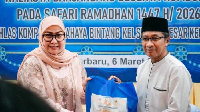 Wali Kota Banjarbaru, Erna Lisa Halaby menyerahkan secara simbolis bantuan kepada warga