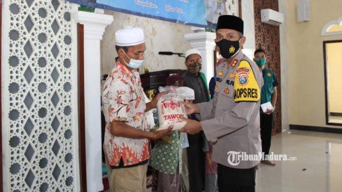 Kapolres Bangkalan, AKBP Didik Hariyanto menyalurkan zakat fitrah dan zakat mal di masjid Mapolres Bangkalan, Senin (10/5/2021)