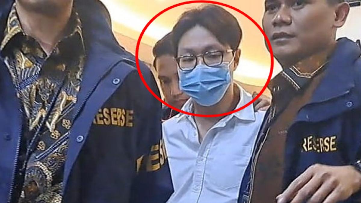 Dokter sekaligus influencer kecantikan Richard Lee digiring petugas kepolisian menuju ruang tahanan Polda Metro Jaya usai menjalani pemeriksaan di Gedung Direktorat Reserse Kriminal Khusus (Ditreskrimsus), Jumat (6/3/2026) malam. Saat digiring, kedua tangannya tampak dalam kondisi terborgol.