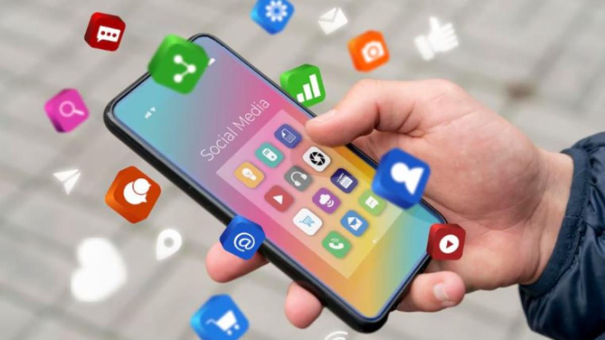 PEMBATASAN MEDIA SOSIAL - Kementerian Komunikasi dan Digital mengeluarkan peraturan di mana anak di bawah 16 tahun dilarang akses media sosial. Meutya Hafid selaku Menteri Komdigi ingatkan soal ancaman nyata dari pornografi dan cyberbullying.
