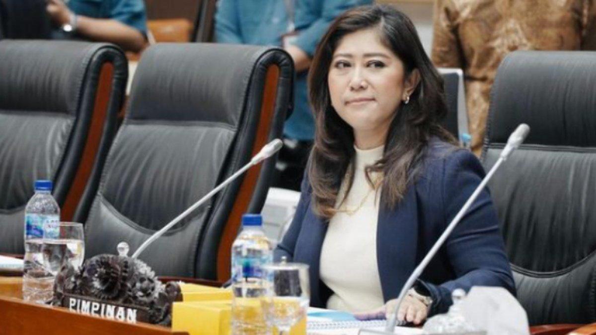 PEMBATASAN MEDIA SOSIAL - Kementerian Komunikasi dan Digital mengeluarkan peraturan di mana anak di bawah 16 tahun dilarang akses media sosial. Meutya Hafid selaku Menteri Komdigi ingatkan soal ancaman nyata dari pornografi dan cyberbullying.