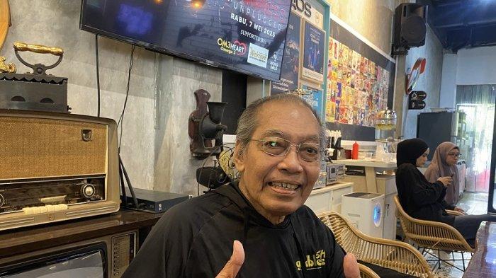 KONDISI DONNY FATTAH - Basis band God Bless, Donny Fattah mengungkapkan kondisi terkininya selama menjalani penyembuhan ketika ditemui di kawasan Kalibata, Jakarta Selatan, Rabu (7/5/2025). Donny Fattah harus mengonsunsi 32 obat dalam sehari selama dua tahun ke belakang.