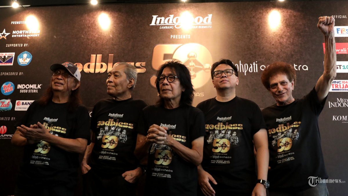 Dari kiri,  Personel grup musik God Bless Abadi Soesman, Donny Fatah, Ian Antono, Fajar Satriatama dan Ahmad Albar berpose usai konferensi pers jelang konser emas 50 tahun di Jakarta, Rabu (25/10/2023). Jelang konser yang bertajuk Indofood presents God Bless Konser Emas 50 Tahun with Tohpati Orchestra yang berlangsung pada 10 November mendatang di Istora Senayan itu akan berkolaborasi dengan musisi Tanah Air seperti Padi Reborn, Anggun, Nicky Astria, Kaka Slank, KotaK Band, dan Eet Sjahranie.?TRIBUNNEWS/IRWAN RISMAWAN
