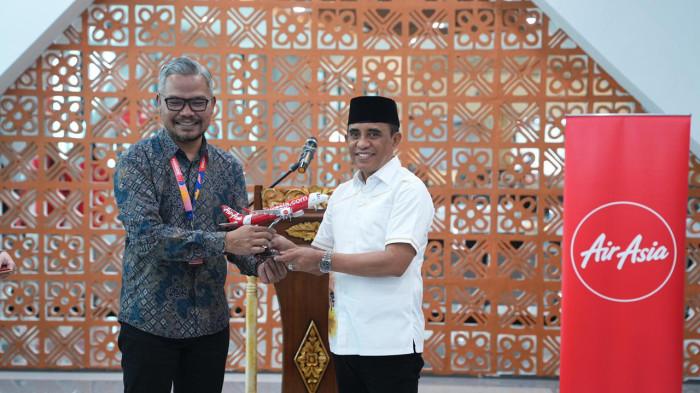Gubernur Sulawesi Tengah, Anwar Hafid meresmikan operasional rute baru penerbangan Indonesia AirAsia di Bandara Mutiara Sis Al-Jufri Palu, Sabtu (7/3/2026).