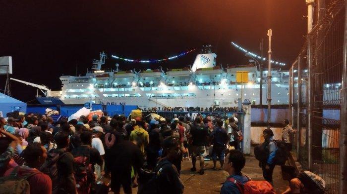 KM SINABUNG - Suasana penumpang kapal KM Sinabung yang hendak berangkat ke Sorong dan sejumlah daerah di Indonesia dari Pelabuhan Manokwari, Kamis (4/4/2024) malam. Simak jadwal kapal Pelni rute Manokwari ke Biak Maret 2026. Cek juga pilihan kapal hingga harganya.