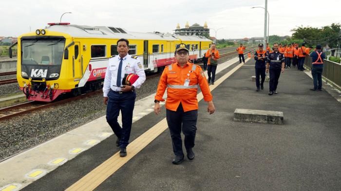 ANGKUTAN LEBARAN 2026 - Executive Vice President Daop 8 Surabaya, Daniel Johannes Hutabarat bersama jajaran manajemen dan KAI Commuter Wilayah 8 Surabaya melakukan inspeksi pengecekan jalur rel untuk memastikan kesiapan jelang beroperasinya Angkutan Lebaran 2026 di Stasiun Mojokerto, Jawa Timur, Selasa (3/3/2026).