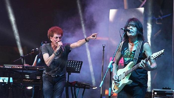 Konser grup musik rock God Bless di La Piazza, Kelapa Gading, Jakarta.