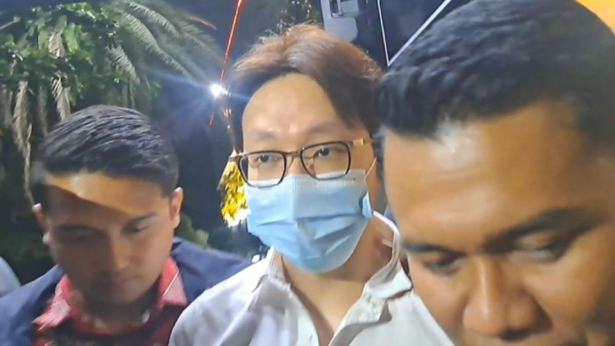 Dokter sekaligus influencer kecantikan Richard Lee digiring petugas kepolisian menuju ruang tahanan Polda Metro Jaya usai menjalani pemeriksaan di Gedung Direktorat Reserse Kriminal Khusus (Ditreskrimsus), Jumat (6/3/2026) malam.