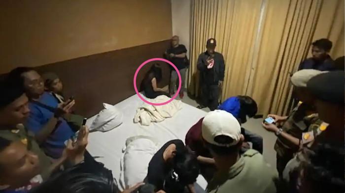 RAZIA PEKAT - TNI-Polri dan Satpol PP Kota Bengkulu saat mendapati 3 orang laki-laki dan 1 perempuan, yang diantaranya masih berstatus pelajar saat berada di salah satu penginapan di Kawasan Penurunan, Kota Bengkulu, Rabu (4/3/2026) malam. Sebanyak 8 orang diamankan saat operasi Penyakit Masyarakat dari sepasang kekasih hingga pelajar turut diamankan.