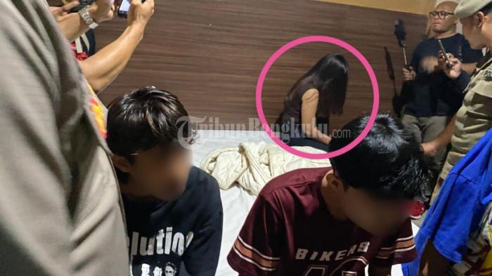 RAZIA PEKAT - Foto saat penggerebekan di salah satu kamar di Hotel Penurunan, Kota Bengkulu, Kamis (5/3/2026). Sanksi adat terhadap siswi SMK dan 3 pria yang digerebek sekamar di Hotel Penurunan Bengkulu akhirnya diputuskan.