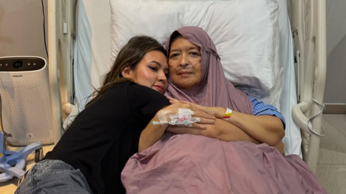 IBUNDA RAISA MENINGGAL - Ria Mariaty ibunda Raisa Andriana meninggal dunia karena kanker paru-paru.