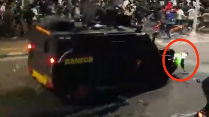DILINDAS MOBIL BRIMOB - Tangkapan layar video viral mobil rantis Brimob Polri menabrak dan melindas pengemudi ojek online di kawasan Pejompongan, Jakarta Pusat, Kamis (28/8/2025) malam