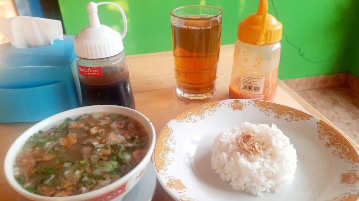 Menu soto daging di Warung Soto Seger Mbok Mantul Khas Boyolali, Jalan Raya Pasir Putih No.11, Kecamatan Sawangan, Kota Depok.