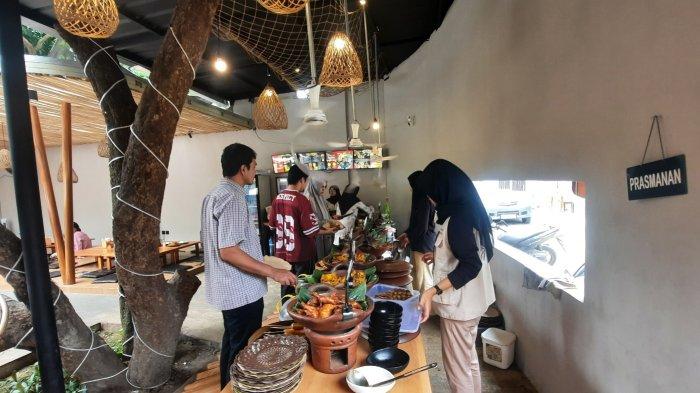 KULINER DEPOK - Menu makanan di Dapur Inkung menawarkan cita rasa otentik Jawa. Ada juga menu Sunda, tetapi banyak menu khas Jawa,