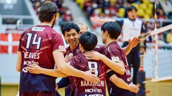 SENYUM FARHAN HALIM - Farhan Halim (tengah) tersenyum saat berselebrasi dengan timnya VC Nagano Tridents pada laga melawan Wolfdogs Nagoya lanjutan Liga Voli Jepang 2025/2026 di Hapiness Arena, Sabtu (28/2) siang WIB.