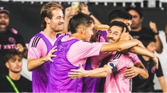 SELEBRASI - Pemain muda Inter Miami, Daniel Pinter (depan) merangkul rekan setimnya, Lionel Messi.