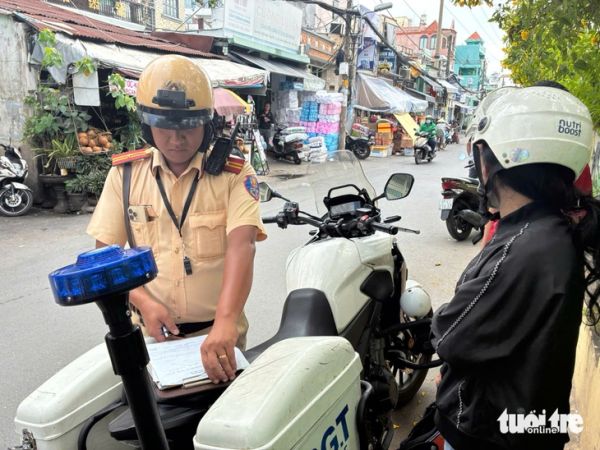 Mạo hiểm băng qua đường sắt khi rào chắn đã hạ, nhiều người bị lập biên bản - Ảnh 1.