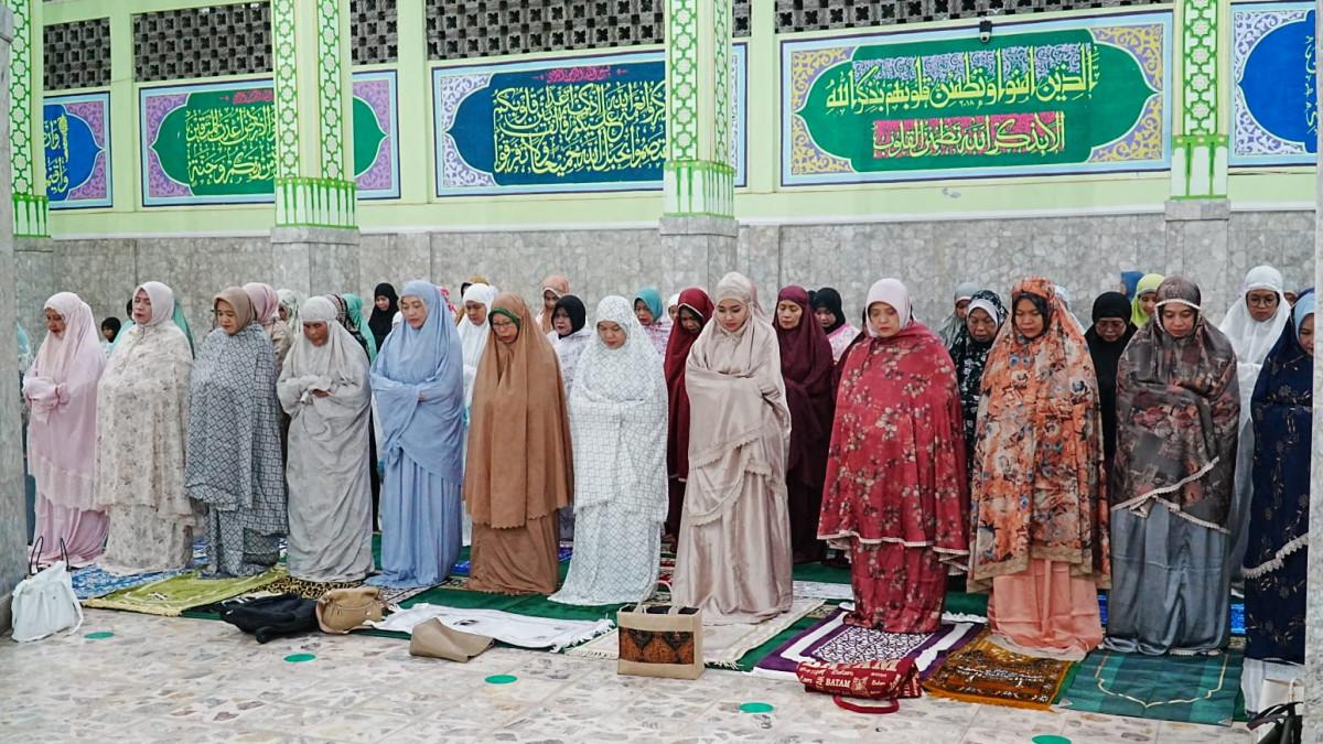TARLING BUPATI KLATEN - Jamaah mengikuti salat tarawih berjamaah saat kegiatan Tarawih Keliling Pemerintah Kabupaten Klaten di Masjid Raya Klaten, Jawa Tengah, Jumat (6/3/2026).