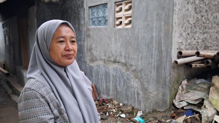 KORBAN SUKABUMI - Eneng Yulianti, korban banjir bandang di Kampung Tugu, Desa Cikahuripan, Kecamatan Cisolok, Kabupaten Sukabumi, saat berdiri di depan dapur yang sudah diperbaiki sendiri, ia memperbaiki kerusakan dapur yang jebol akibat banjir bandang tanpa bantuan pemerintah dengan menghabiskan uang sampai Rp 15 juta.