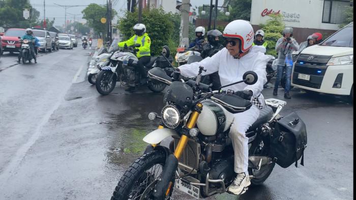 CEK JALAN - Gubernur Jawa Barat Dedi Mulyadi turun langsung mengecek kualitas jalur jalan provinsi dengan mengendarai sepeda motor. Pengecekkan dari Subang, Indramayu, Sumedang, Majalengka, Ciamis, Banjar hingga Pangandaran.