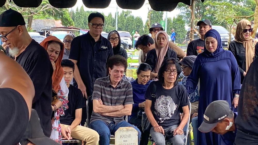 DONNY FATTAH WAFAT - Suasana duka menyelimuti pemakaman bassist band legendaris God Bless, Donny Fattah, yang dimakamkan di TPU Kampung Kandang, Sabtu (7/3/2026). 