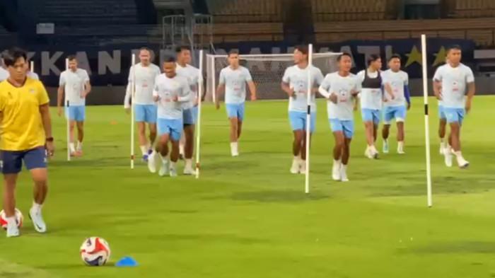 LATIHAN - Persib Bandung kembali berlatih di Stadion GBLA, Kota Bandung, Kamis (5/3/2026) malam Selain bagian dari rutinitas menjaga fisik dan kebugaran, latihan Persib ini pun merupakan persiapan menghadapi Persik Kediri, dalam laga lanjutan  Super League 2025/2026 pekan ke-25 di Stadion GBLA, Kota Bandung, Senin (9/3/2026).