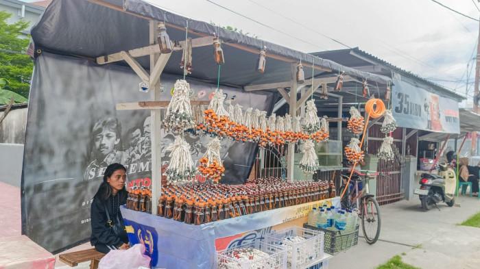 TUMBILOTOHE -- Lapak lampu botol di ujung selatan Jalan Pangeran