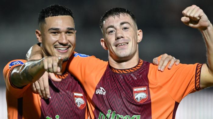 SELEBRASI - Aksi duo penyerang Borneo FC, Juan Villa (kiri) dan Mariano Peralta (kanan) merayakan gol dalam pertandingan melawan Persebaya Surabaya pada pekan ke-25 Super League, di Stadion Segiri Samarinda, Sabtu (7/3/2026) malam WIB.