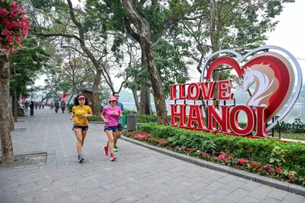 Phố phường Hà Nội yên bình sáng mùng 1 Tết Bính Ngọ. Ảnh: Giang Huy