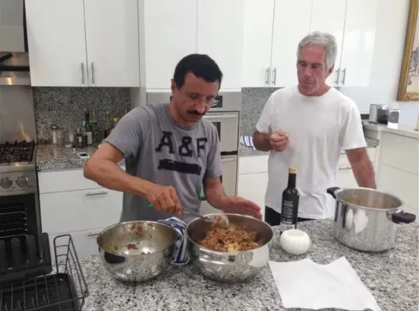 Doanh nhân Sultan Ahmed bin Sulayem (trái) trong ảnh chụp cùng với tỷ phú Epstein. Ảnh: AP