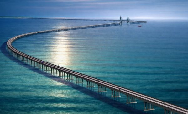 Thiết kế đoạn đi trên biển bằng cầu có mặt cắt ngang 27 m, gồm 6 làn xe cơ giới. Ảnh: Vingroup