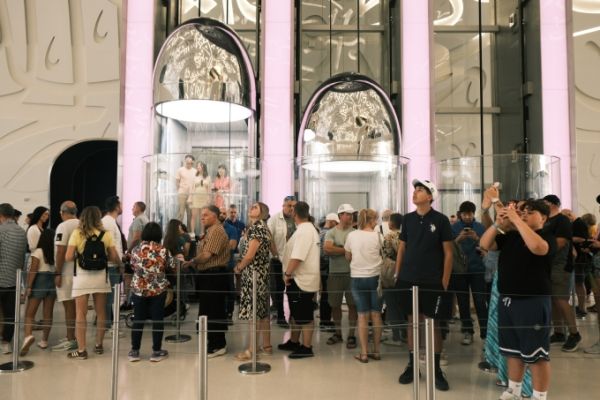 Du khách xếp hàng tham quan Bảo tàng Tương lai ở Dubai. Ảnh: Mai Phương