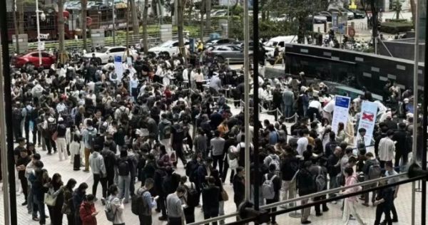 Hàng dài người xếp hàng để được hướng dẫn sử dụng AI Agent tại Trung Quốc hôm 6/3. Ảnh: X/Tencent AI