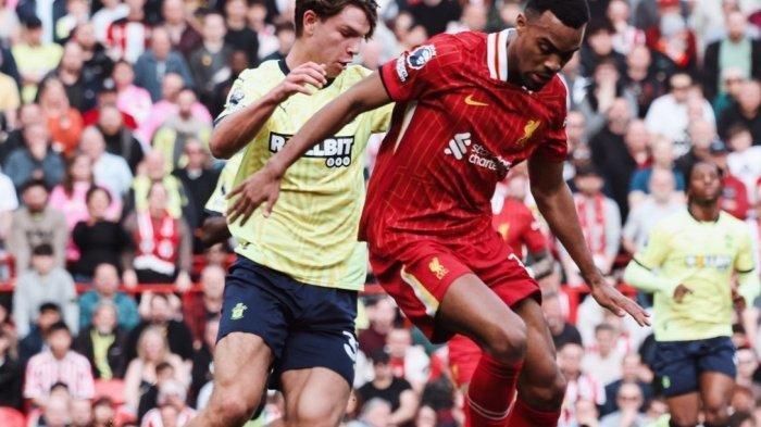 DIHADANG - Pemain Liverpool saat dihadang pemain Southampton dalam pertandingan Liga Inggris 2024-2025 pekan ke-28, di Stadion Anfield, Sabtu (8/3/2025).
