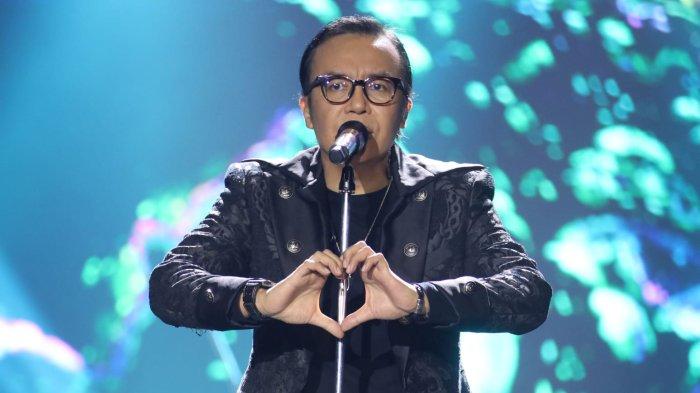 VIDI ALDIANO MENINGGAL - Ari Lasso saat konser Dewa 19 di Kota Balikpapan, Kalimantan Timur pada Sabtu 11 Maret 2023. Momen Ari Lasso kenang momen saling menguatkan lawan kanker dengan Vidi Aldiano