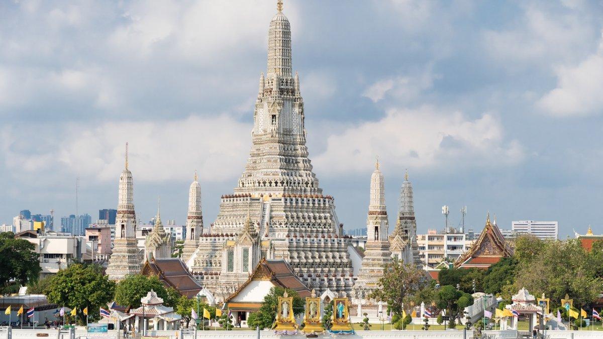 Wat Arun, satu tempat wisata hits di Bangkok Thailand.
