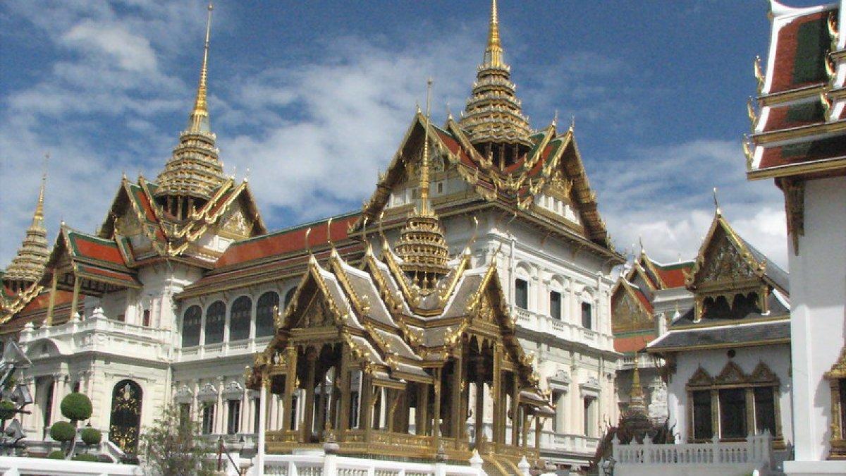 Paviliun Aphorn Phimok Prasat (depan) di kompleks Grand Palace Bangkok.