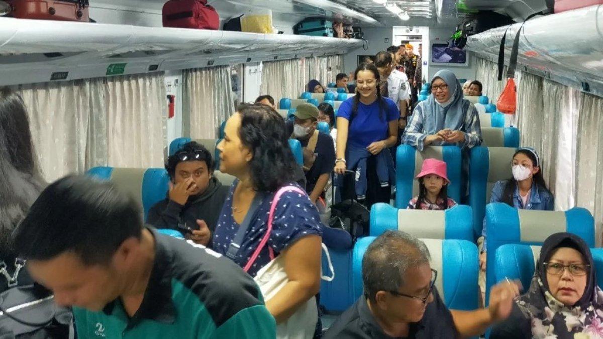 Ilustrasi perjalanan mudik naik kereta api melalui program Mudik Gratis 2026 AirNav Indonesia.