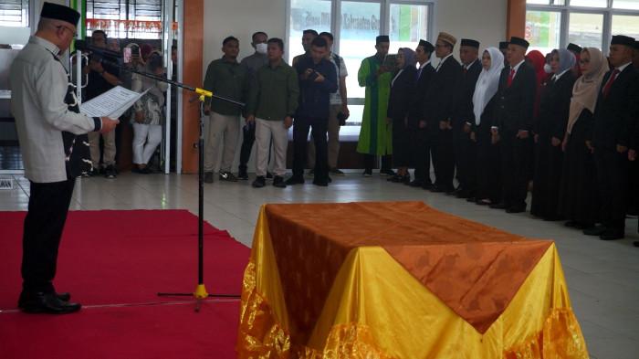 PELANTIKAN KEPSEK — Bupati Gorontalo, Sofyan Puhi, saat melantik 19 Korwil dan 171 Kepsek di Aula Kantor Dinas Dikbud Kabupaten Gorontalo, Jumat (6/3/2026). Bupati menekankan kinerja yang baik dari para pejabat.