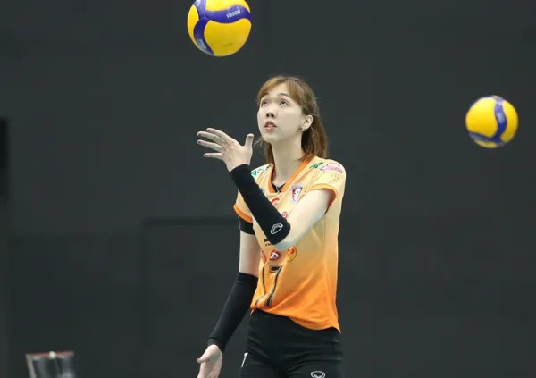 Cô gái Việt cao 1m95 tỏa sáng rực rỡ trong ngày ra mắt giải bóng chuyền Thái Lan - Ảnh 1.