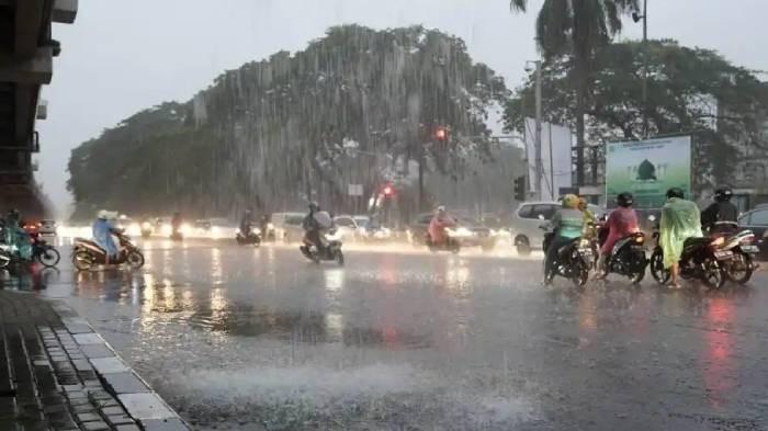 HUJAN - Foto hujan mengguyur di perempatan Pangkalan Jati, Kalimalang, Jakarta Timur, Senin (23/12/2019)
