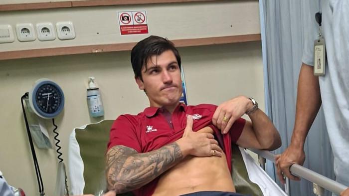  JALANI PEMERIKSAAN - Penyerang Persib Bandung, Sergio Castel menjalani pemeriksaan tulang rusuk setelah insiden berbenturan dengan pemain Persebaya Surabaya di Stadion Gelora Bung Tomo, Senin (2/3/2026). (Dok. Persib)