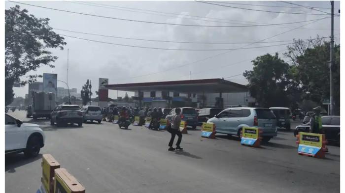 ANTRE BBM - Masyarakat mengantre di sebuah SPBU di Jalan Perintis Kemerdekaan, Kelurahan Perintis, Kecamatan Medan Timur, untuk membeli BBM, Jumat (6/3/2026) pagi.