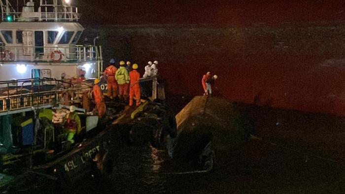 TUGBOAT TERBALIK - Kawasan ASL Kembali memakan korban, kali ini 3 orang tewas dalam musibah Tugboat terbalik di kawasan PT ASL. Satu orang masih belum ditemukan