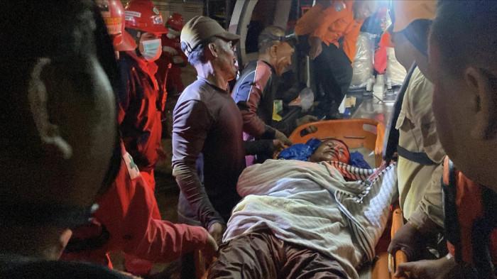 SELAMAT - ABK Tug boat Mega yang terjebak didalam kamar mesin, Yusuf Tankin berhasil dievakuasi dalam kondisi selamat, Minggu (8/3/2026) pagi